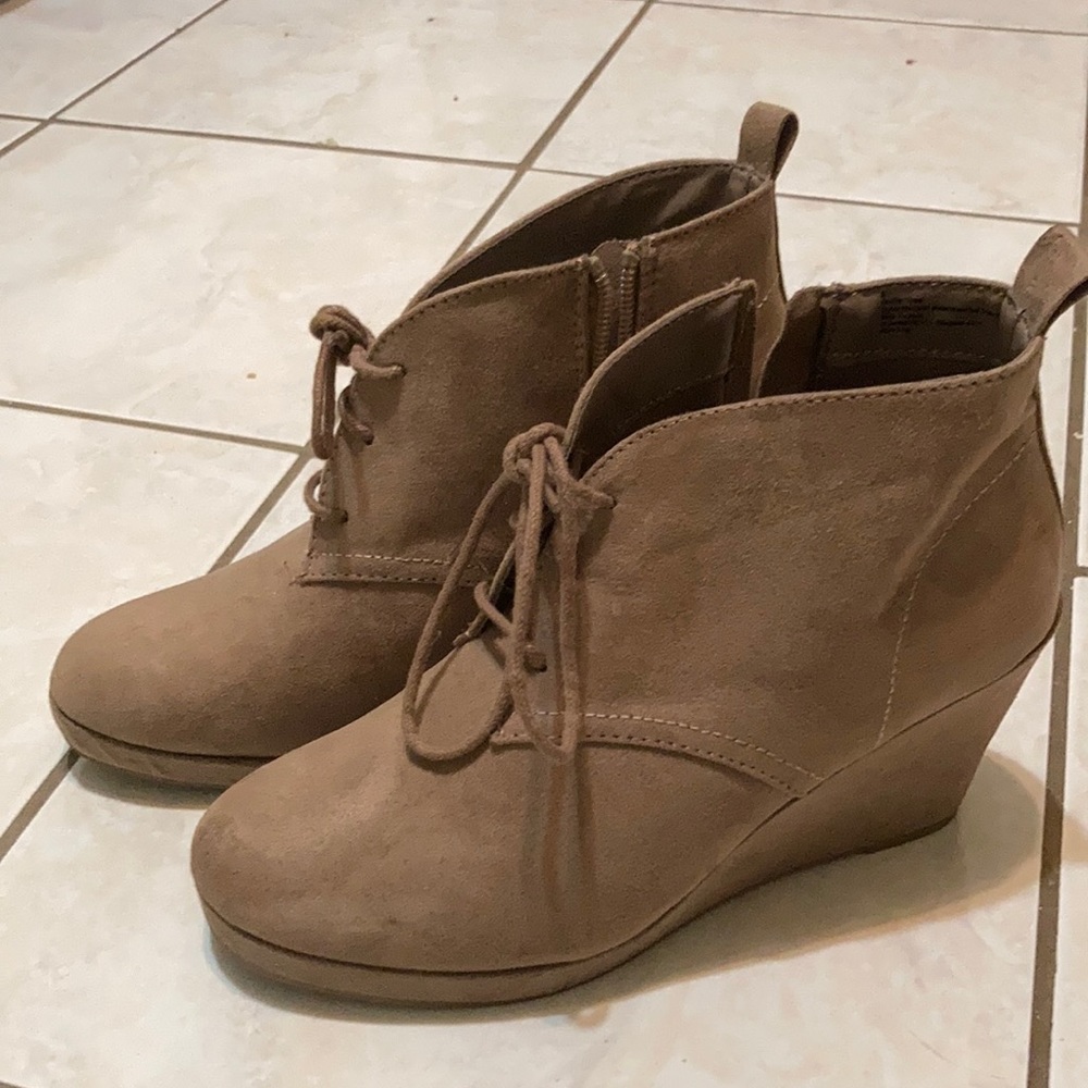 Women’s DV Tan Wedges w/laces and zipper. Size 8.